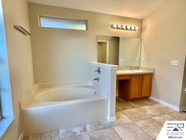 Building Photo - 32 Pierce Ln