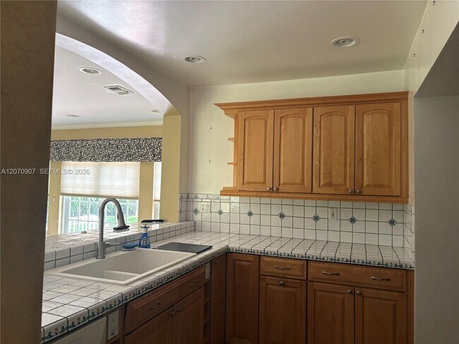 Building Photo - 805 Paradiso Ave