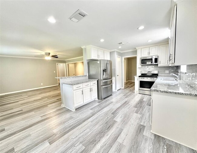 Building Photo - 5818 Birchmont Dr