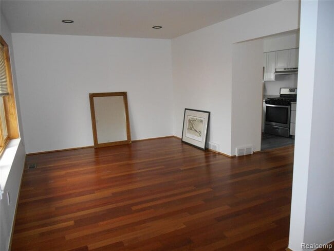 Building Photo - 1440 W Elmwood Ave