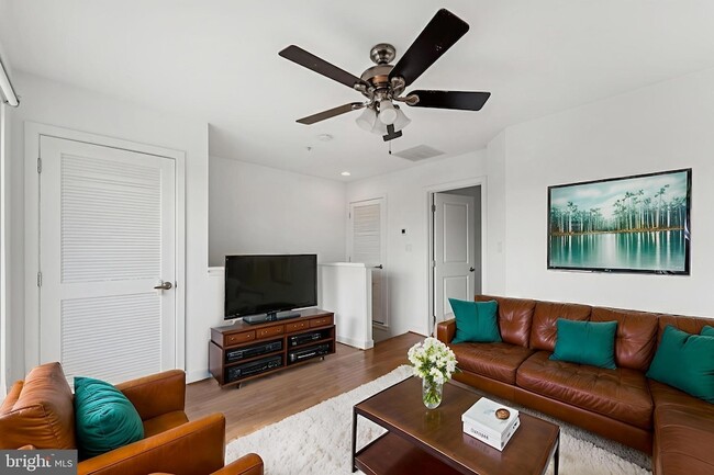 Building Photo - 4410 Longfellow St