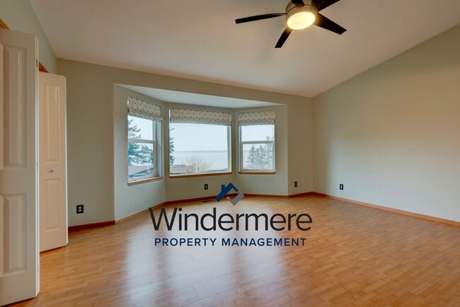 Building Photo - 3 bedroom 2.5 bath Two Story Home with a View! *Short lease only*