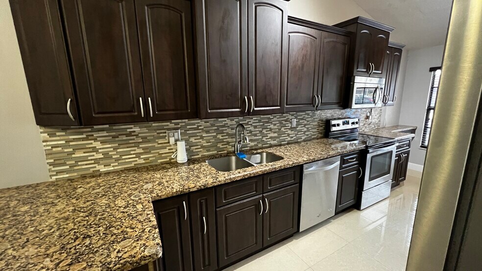 Kitchen - 2310 Elm Ct