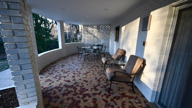 Building Photo - 5755 Doncaster Dr