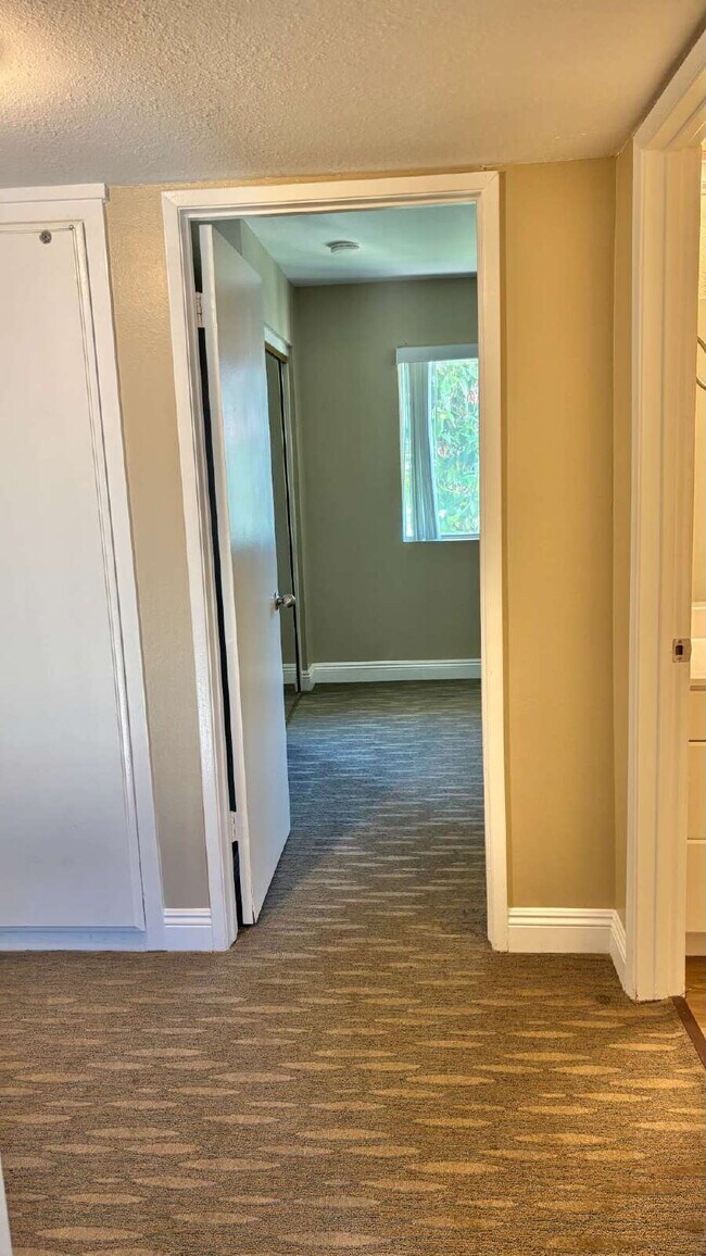 Building Photo - 2 Bedrooms Townhome Availble For Rent in I...