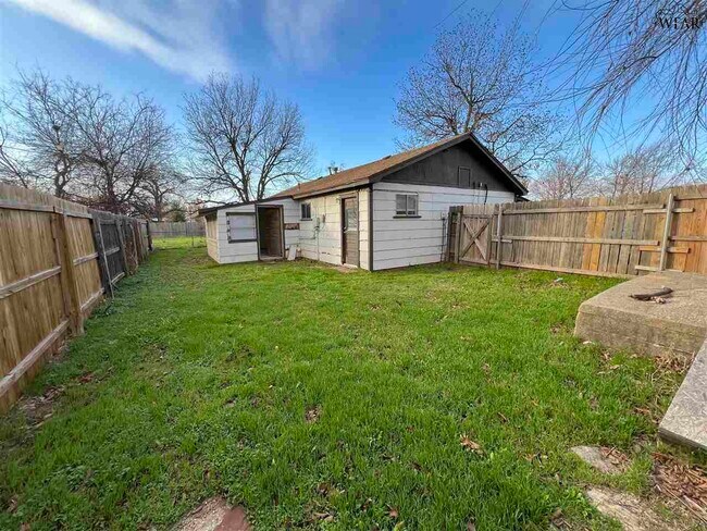 Building Photo - 1030 Wesley Dr