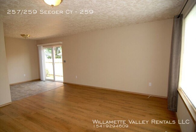 Building Photo - Nice S Salem duplex