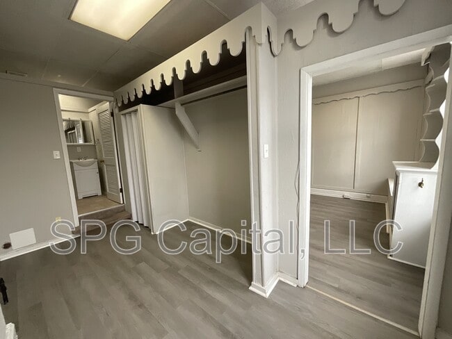 Building Photo - 8-12 Center Square