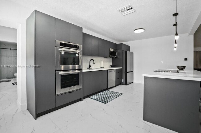 Building Photo - 19510 W Oakmont Dr