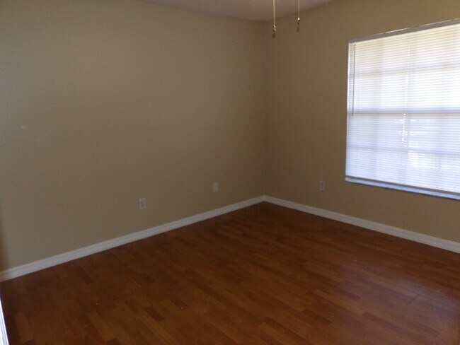 Building Photo - 4 BEDROOM JUST 5 Min to I-4 EXIT 111,  Bea...