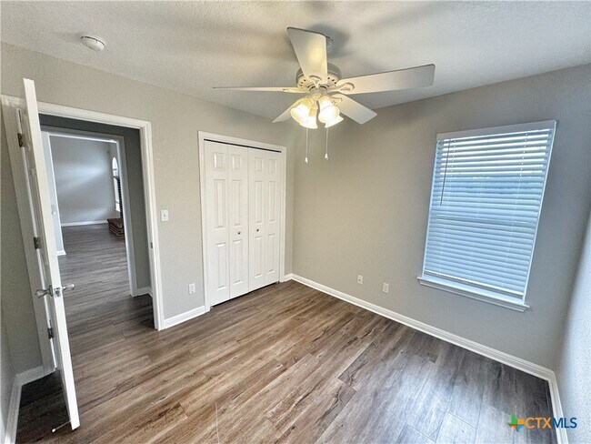 Building Photo - 521 Woodlake Dr