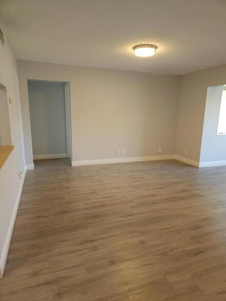 Building Photo - 502 Shady Pine Way