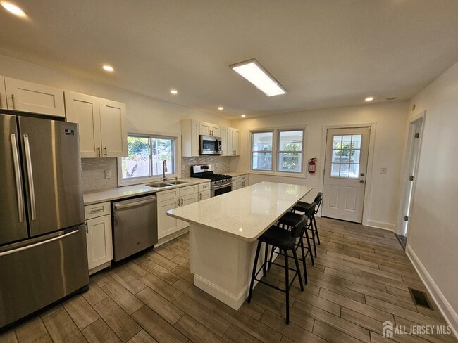 Building Photo - 60 6th Ave