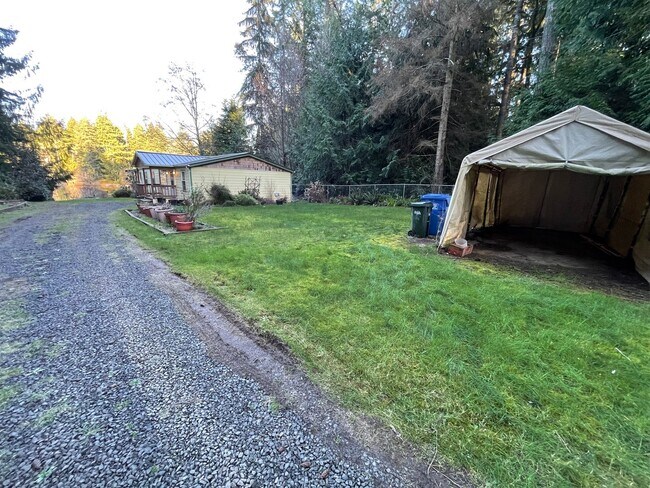 Building Photo - Lakebay 3 Bedroom Available Now, Fenced Yard & More! $500 Move in Bonus!