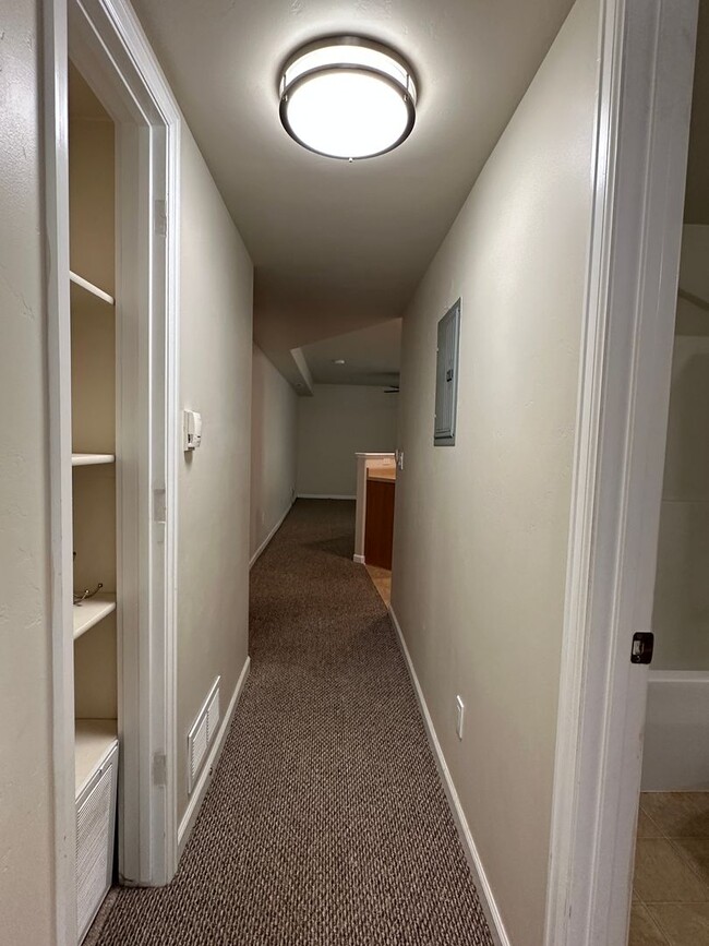 Building Photo - 1 Bedroom 1 Bathroom Lower Level Apartment