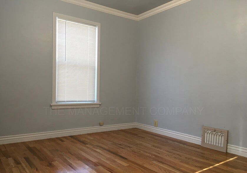 Building Photo - 576 Addison Ave W
