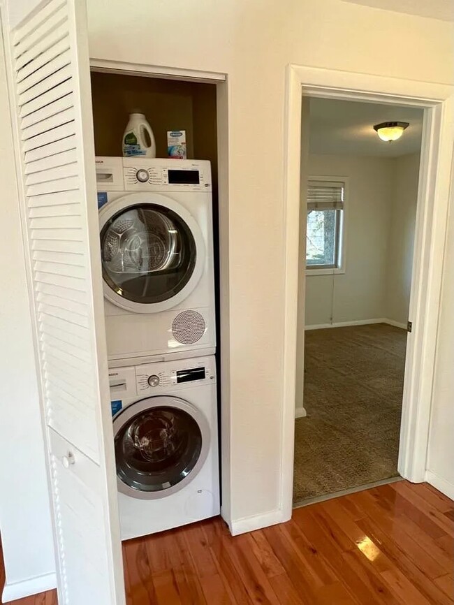 energy efficient front loading washer dryer - 4956 NE 9th Ave