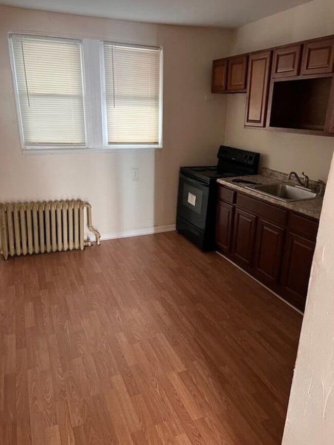 Building Photo - Spacious and Accommodating Home in the Har...
