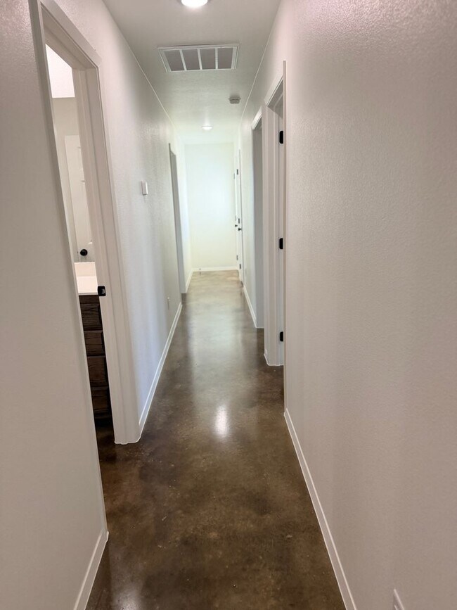 Building Photo - 983 Cline Dr