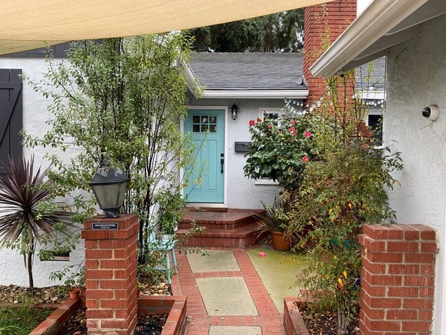 Building Photo - Spacious 3BD Home with Large Backyard, Quartz Counters & 2-Car Garage