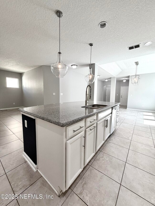 Building Photo - 197 Spring Park Ave