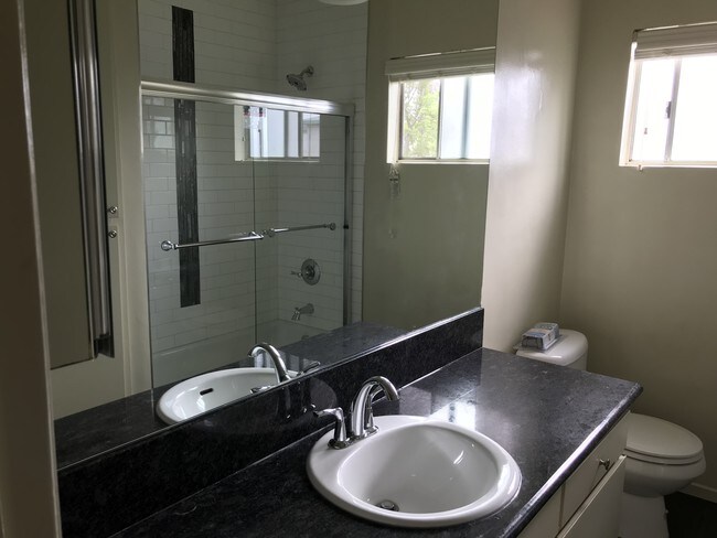 Bathroom upstairs - 2016 Ruhland Ave