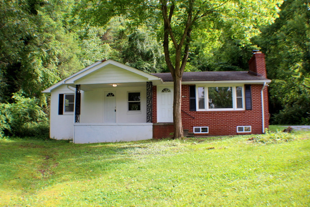 Building Photo - Hendersonville Ranch Home