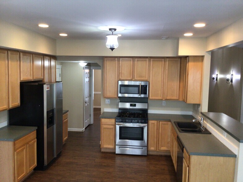 Building Photo - 7534 Sparkleberry Dr