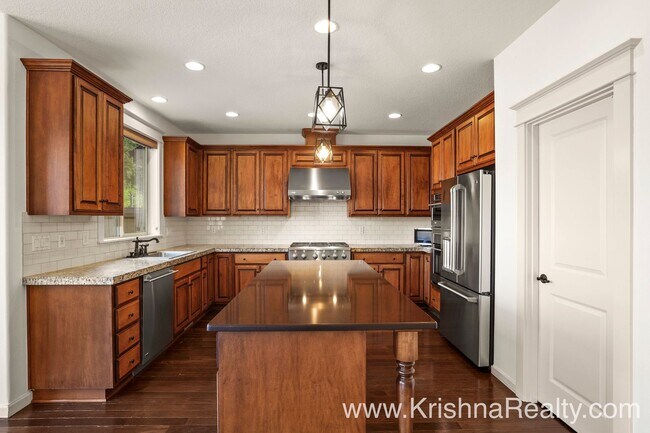 Building Photo - Stunning 4 BD* 2.5 BA* Single Family Home ...