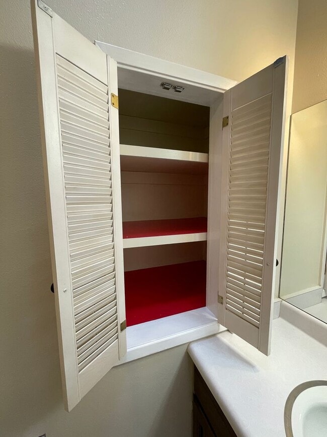 Building Photo - 4 bed, 3 bath split-level home in a private, forested setting (Bayside)