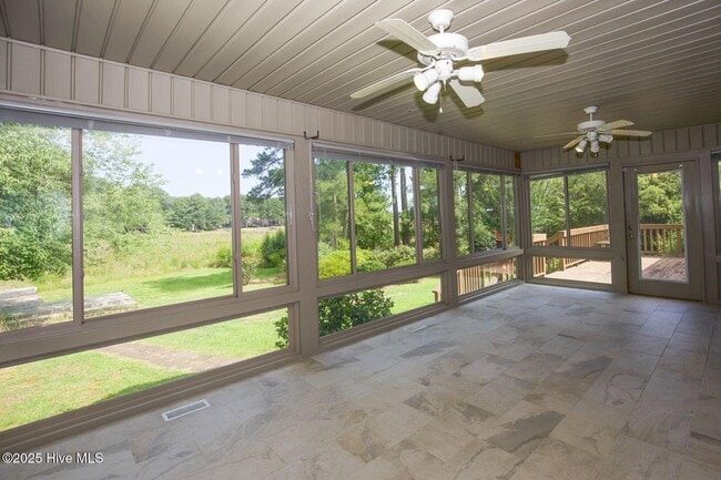 Building Photo - 1205 Greenbriar Dr