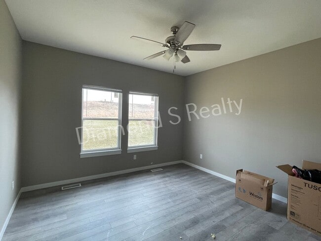 Building Photo - 4 Bedroom Home Available Early February - Great Neighborhood & Ozark Schools!