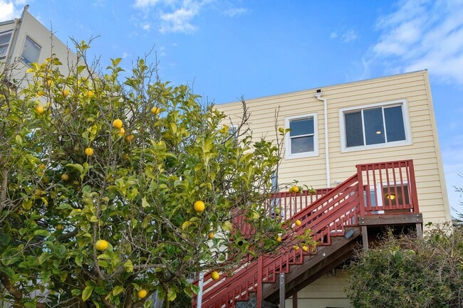 Building Photo - UPDATED LARGE BRIGHT 1800sf 3BR/2BA/1GR In...
