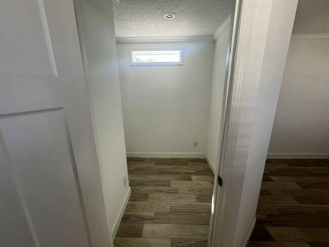 Building Photo - 5 Albert St