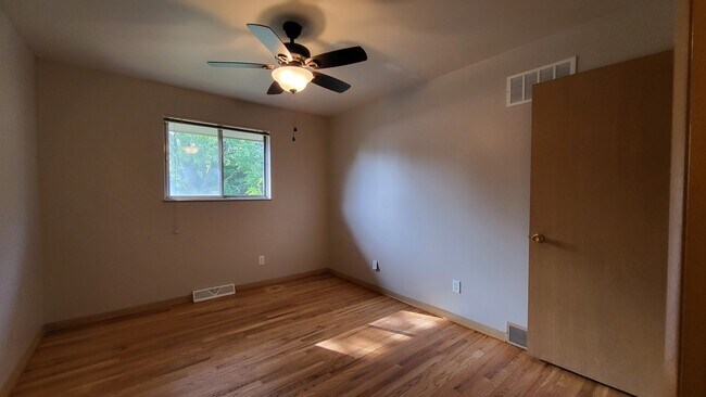 Second Bedroom - 4365 Glenmawr Ave