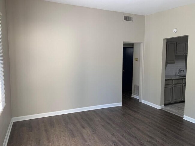 Building Photo - Charming & Newly Renovated 4-Bedroom, 2-Ba...