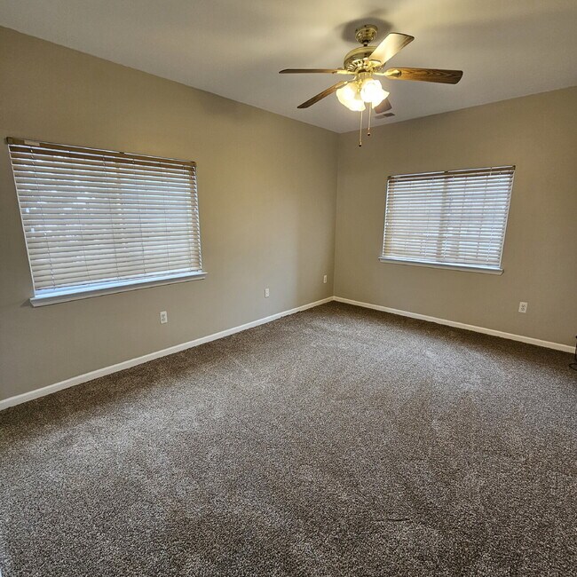 Building Photo - Spacious 2-Bedroom Townhouse with 2 Full Baths, Fireplace & Garage