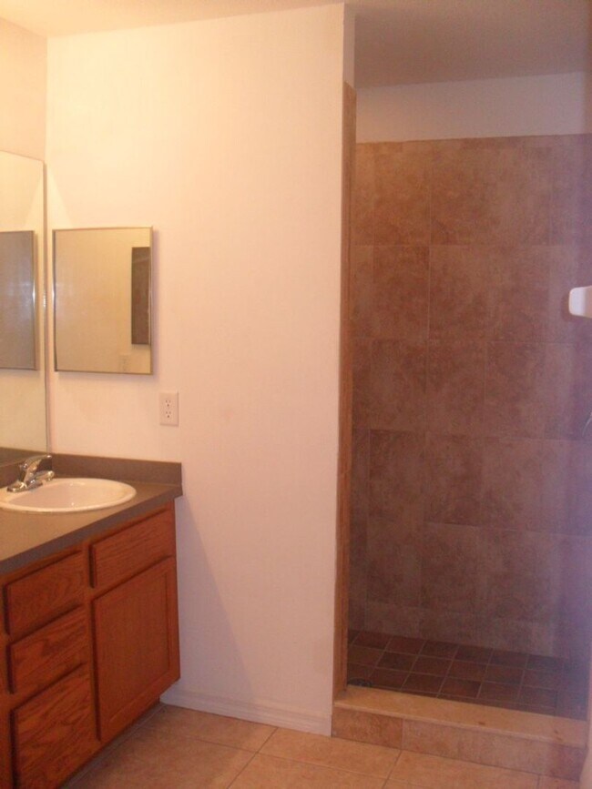 Building Photo - 1950-1952 Laverna Ave