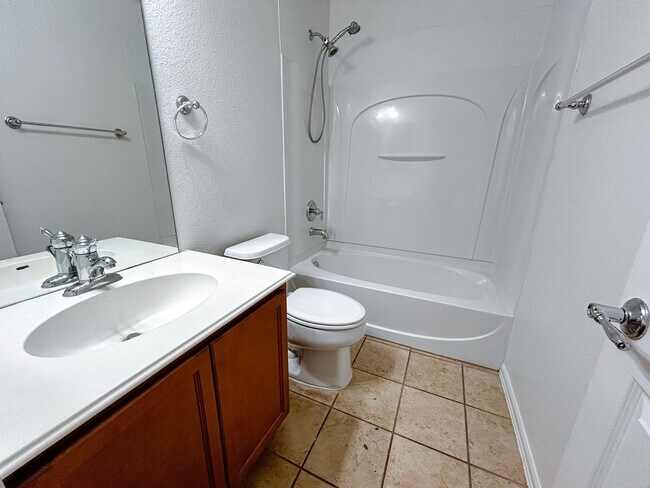Building Photo - Spacious 3/2 house in Summerlyn Subdivisio...