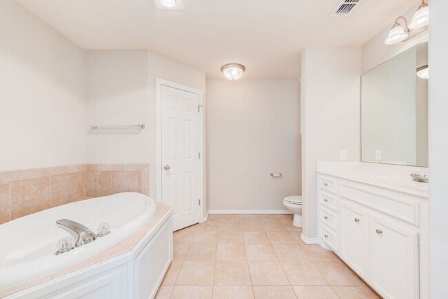 Building Photo - Spacious 4-Bedroom Gem in North Lubbock