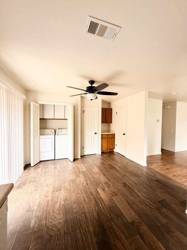 Building Photo - Lovely 3 Bedroom 2 Bathroom Available Now!