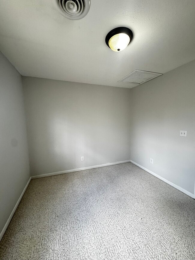 Building Photo - 217 Elm St