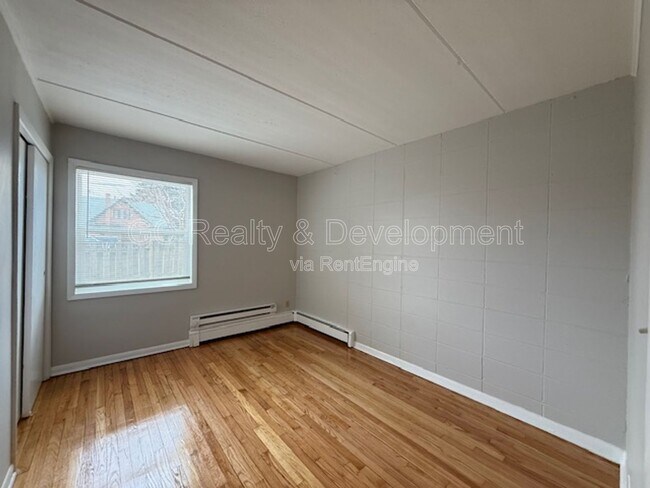 Building Photo - 243 Uteg St