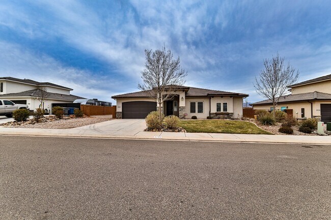 Building Photo - Comfort & Style: Spacious 3-Bed, PLUS LARGE OFFICE, 2-Bath Retreat in DESERT CANYON"