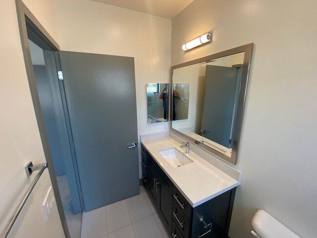 Building Photo - NEWER  SMART HOUSE 4BD*4BA*TOWNHOME*HWFLS*...