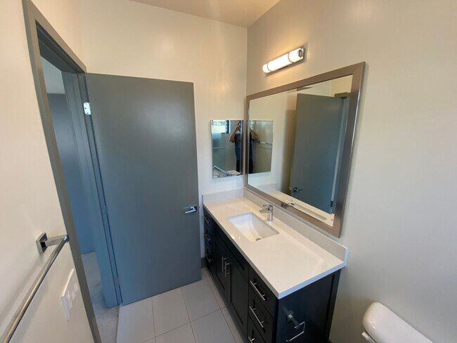 Building Photo - NEWER  SMART HOUSE 4BD*4BA*TOWNHOME*HWFLS*WASHER/DRYER IN UNIT* YARD*BALCONY*STAINLESS APPLIANCES...