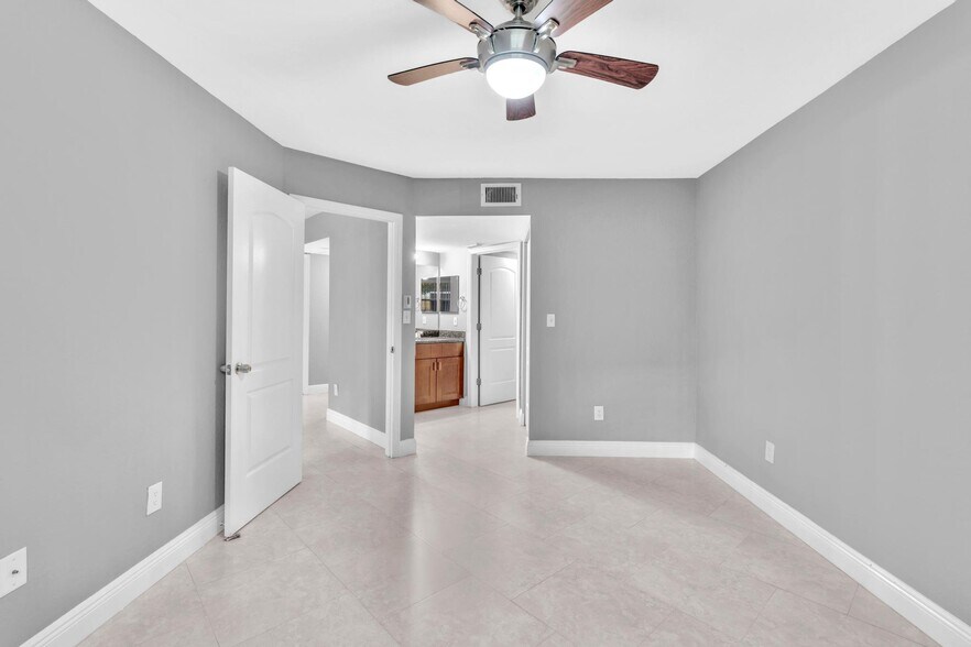 Building Photo - 2881 N Oakland Forest Dr