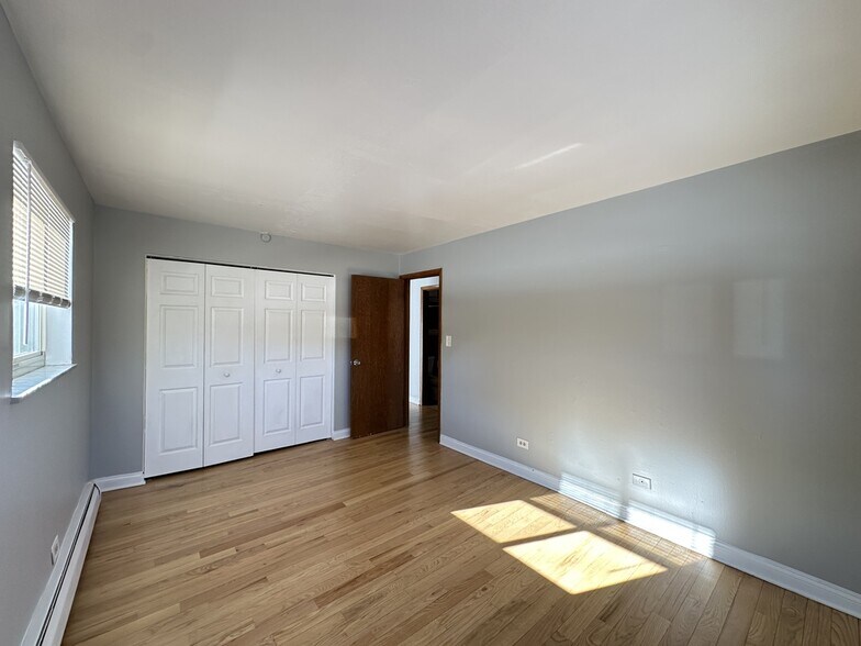 Building Photo - 1004 S River Rd