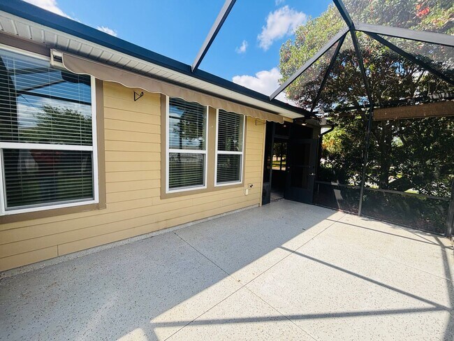 Building Photo - Beautiful movie in ready, large 2/2 in Ocala Preserve - All ages