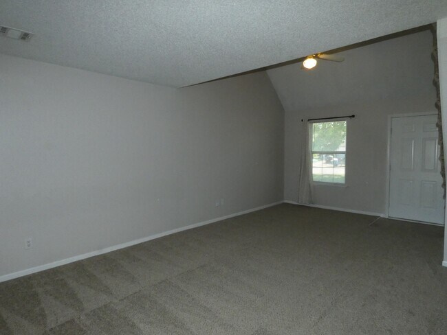 Building Photo - 833 Spring Ct